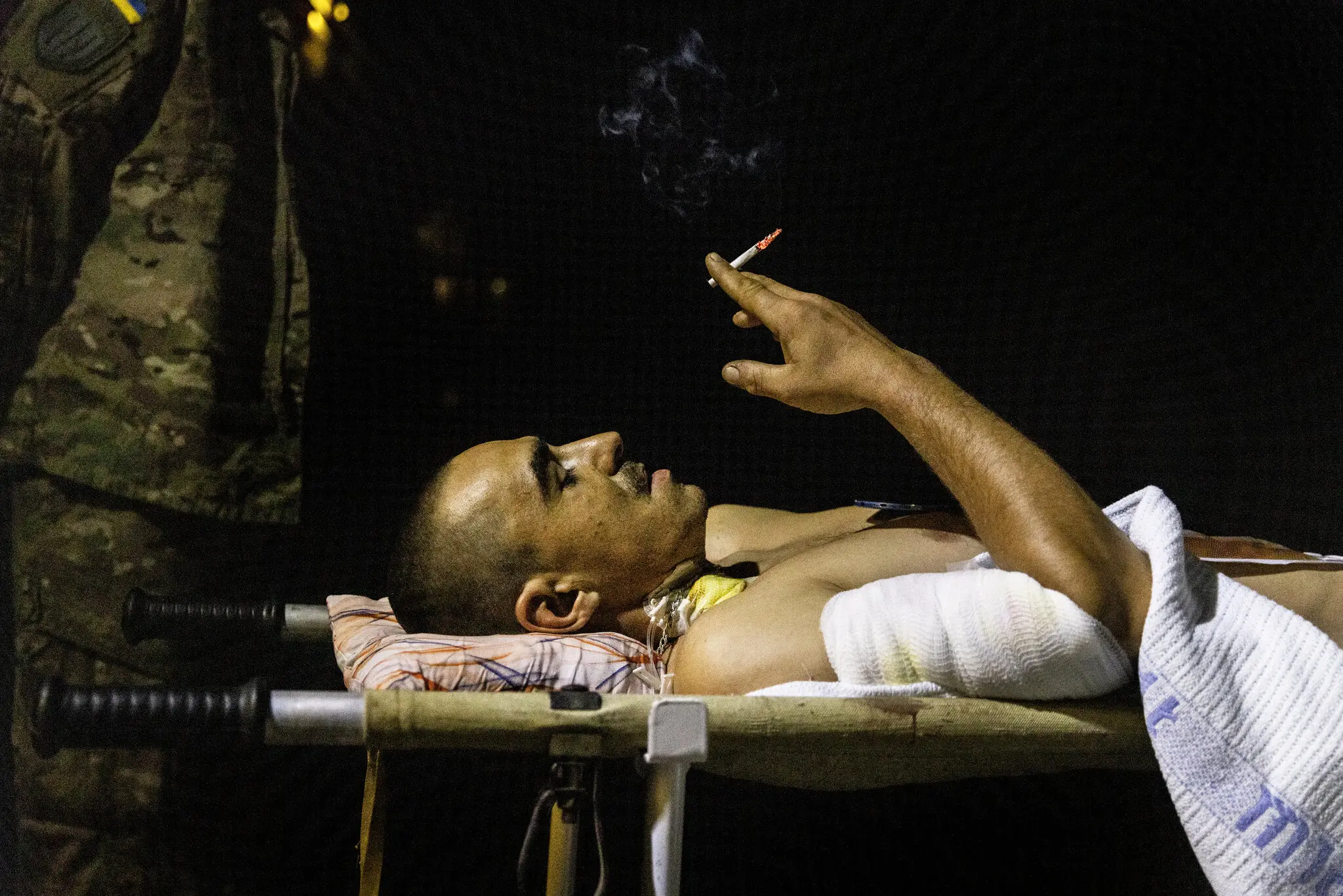 Поранений український військовий курить останню сигарету в прифронтовому госпіталі перед транспортуванням до іншого медичного закладу 12 вересня